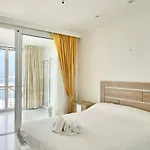 Luxury Family In 罗萨斯