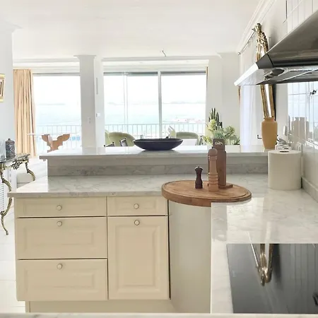 Luxury Family In Apartamento